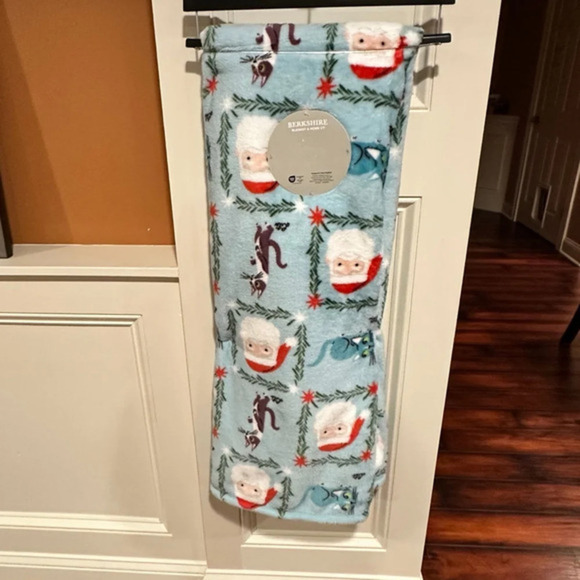 New Berkshire kitty cat creations & Santa clause super soft plush throw 50”x70 - Picture 2 of 8